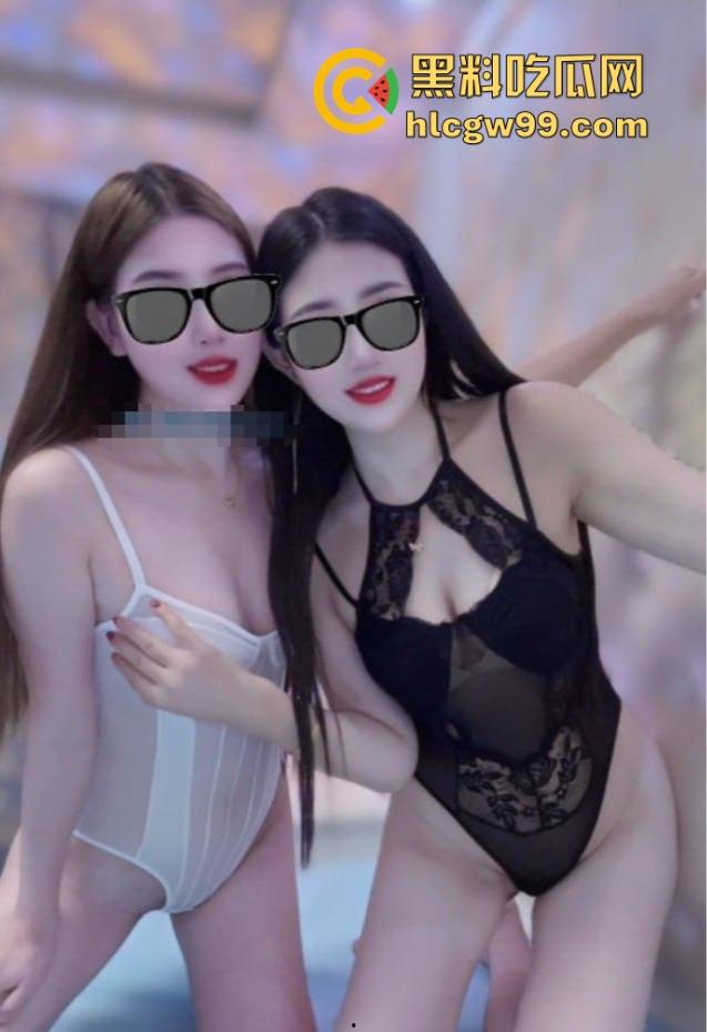 高颜值姐妹花公厕双飞体验，撅起翘臀争着迎合骚穴轮番抽插还担心被抓，完事撒尿留念，两条下贱母狗玩得花！