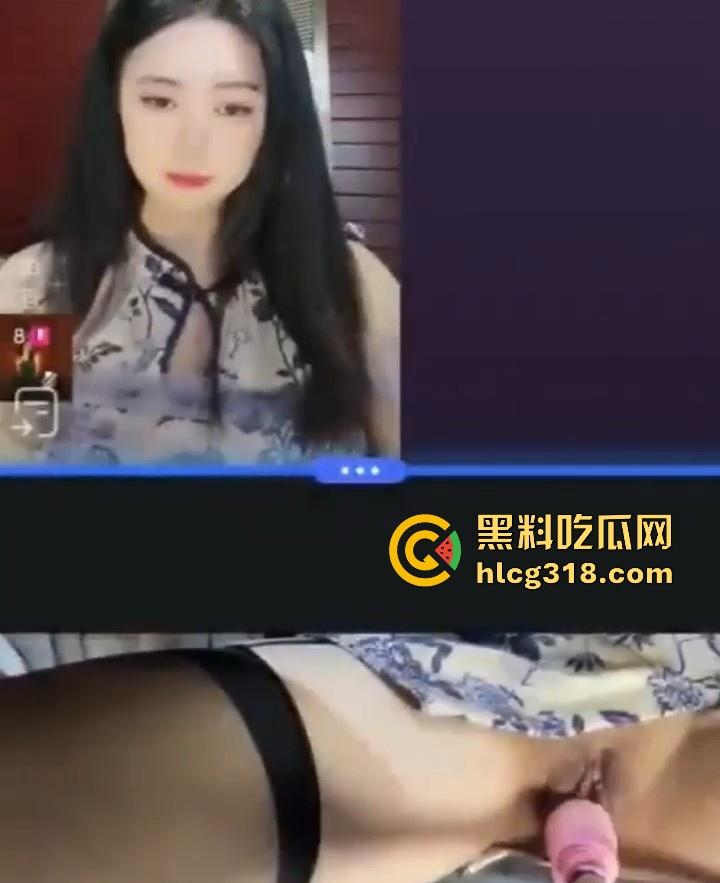 清纯女大抖音双视角直播，一侧面不改色与粉丝闲聊，一侧情趣炮机狂插粉穴，上演双面人生！