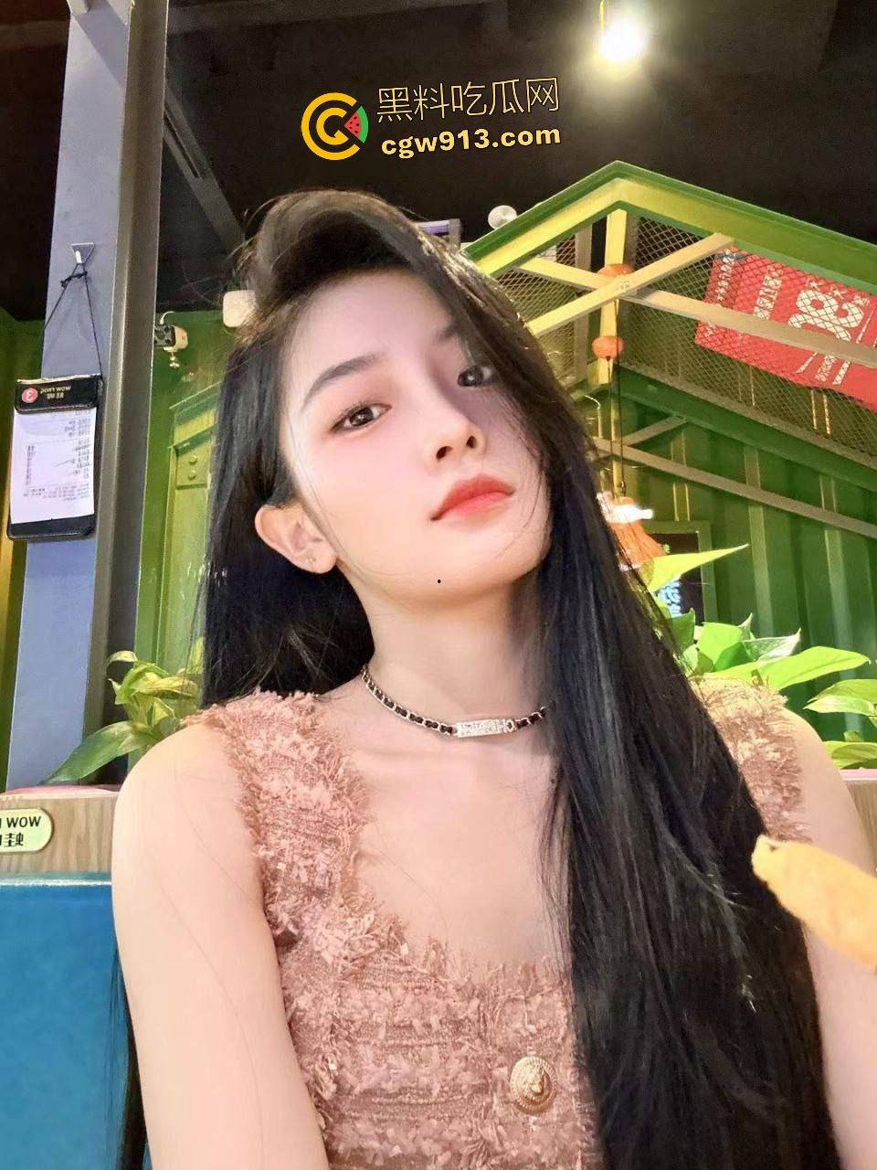 上海大学校花【邓乔馨】被金主包养！高颜值少女面无表情自慰鸡巴，口交男友画风突变眼神销魂！