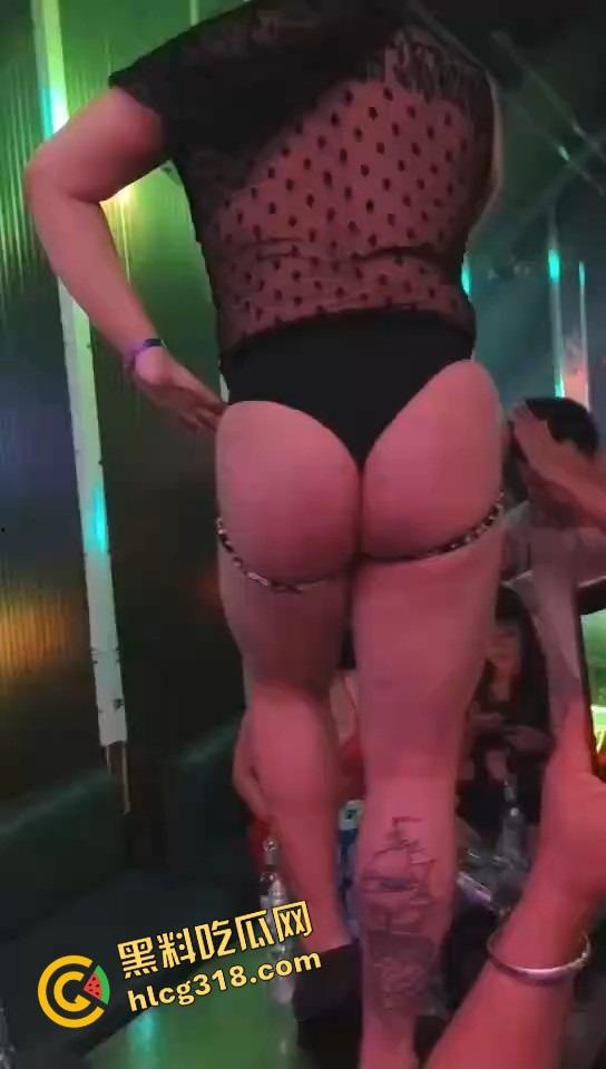 成都夜场男模骚气透视装勒出屁股缝桌上热舞，富婆少妇全程口水直流，这还真是天府之国该有的排面！