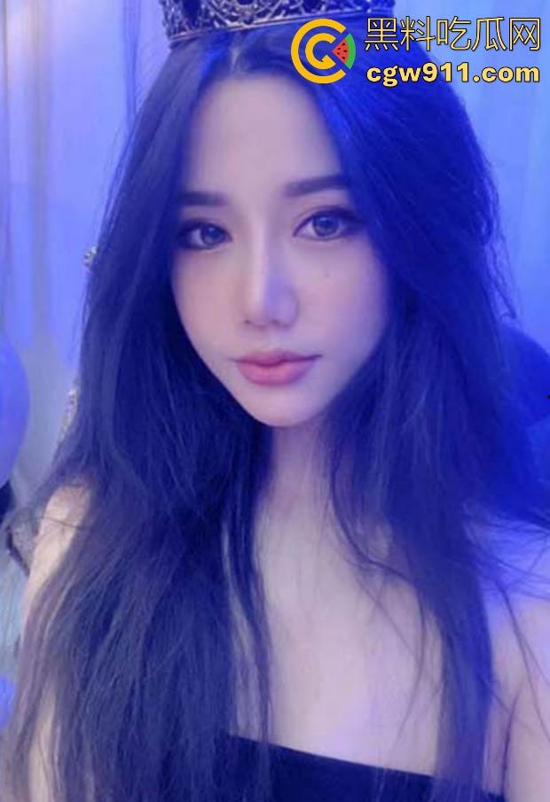 海角乱伦，趁姐姐洗碗的时候，拉下她的红色内裤，扣出水后爆操她，后入推臀无套内射！