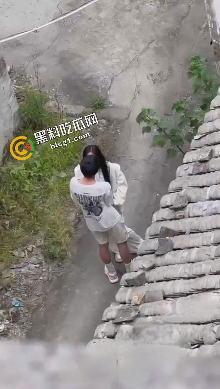 农村小情侣 高一就在户外激情抠逼 快活之际惨遭偷拍
