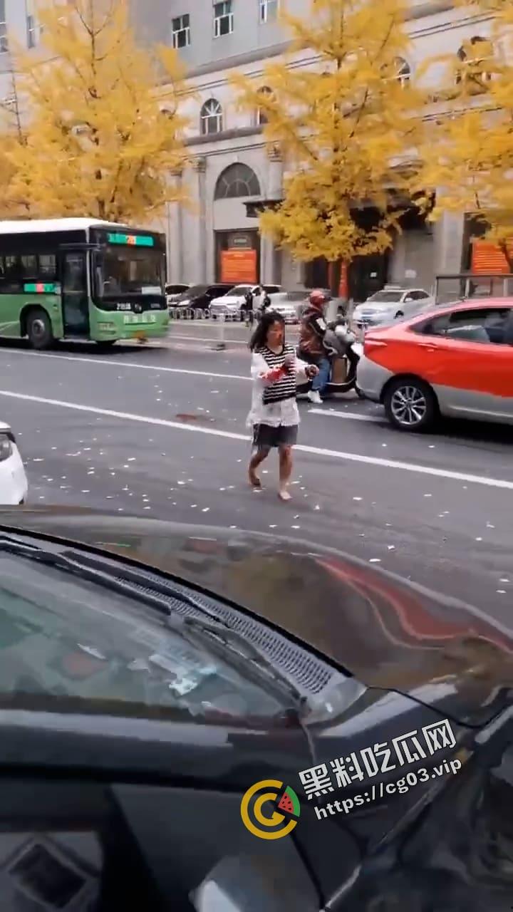 辽宁丹东街头 女子满头鲜血狼狈不堪 自称朝鲜人被骗到按摩店工作  这是逃出来的不想活了