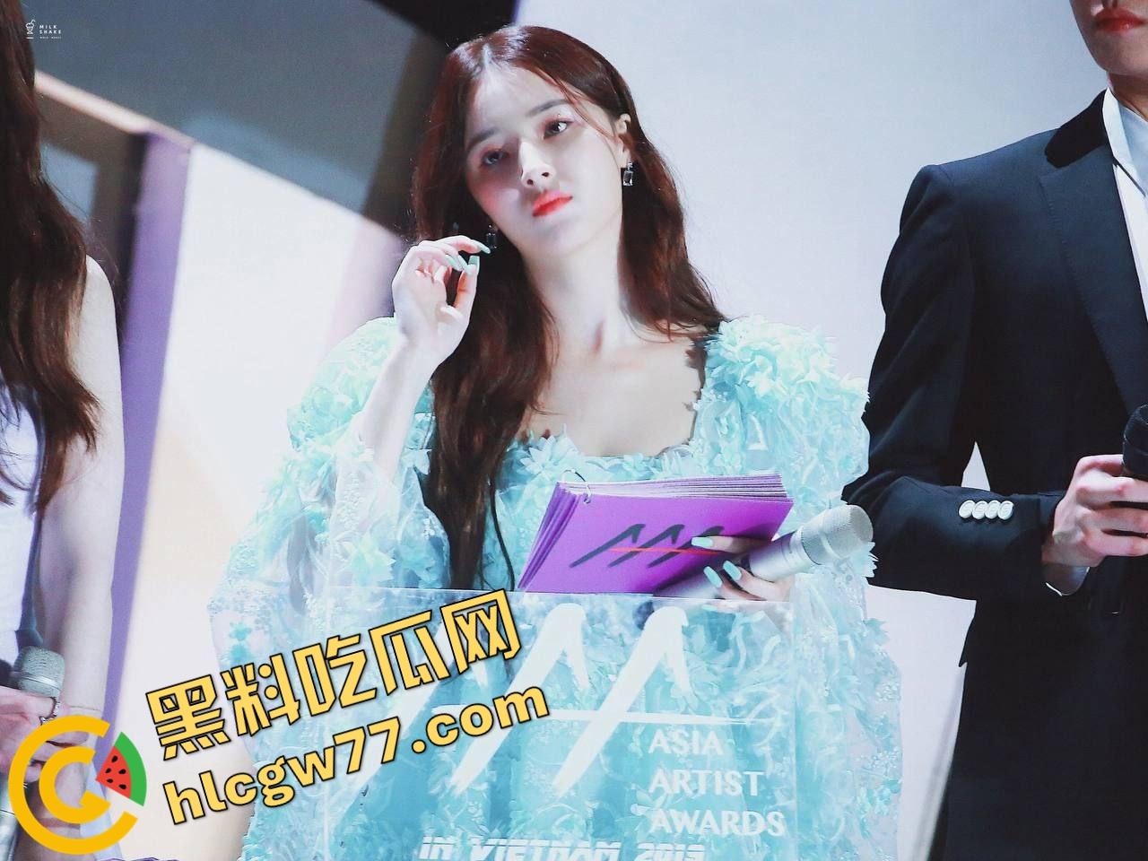 韩国女团MOMOLAND李承利后台换衣被偷拍！白奶粉腿全曝光，隐私泄得比舞台还骚！