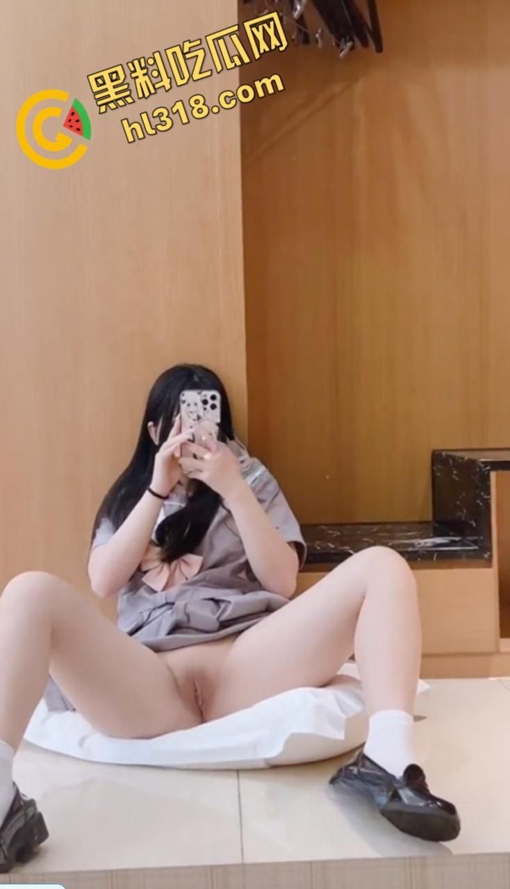 极品反差婊【小野】，高颜值清纯学生妹，被金主大叔包养，穿上黑丝海军服，酒店爆操被干哭了 !