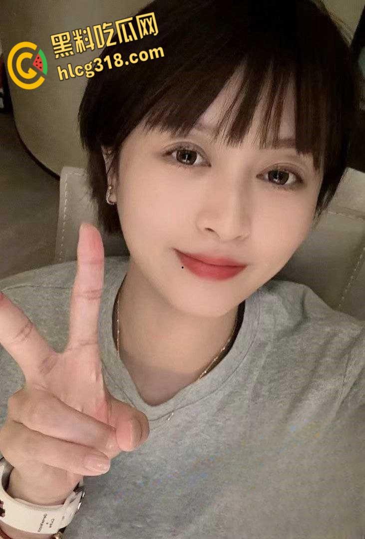 上海短发少妇【Ivy未央】，公务员外衣下的熟女尤物，性感白虎粉嫩诱惑，各种露出寻求刺激  !