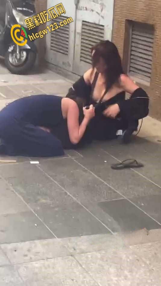 两集美醉酒后撒泼在大街上，撕扯露出大半个奶子，是提前商量好的还是不 小心的？