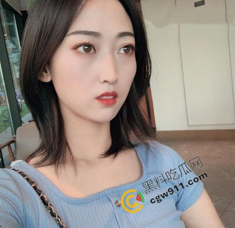 陕西西安极品绿帽夫妻疯狂酒店约炮！娇妻美乳嫩穴被双管齐下，大屌男把骚妻操到浑身颤抖淫水狂流，刺激不已