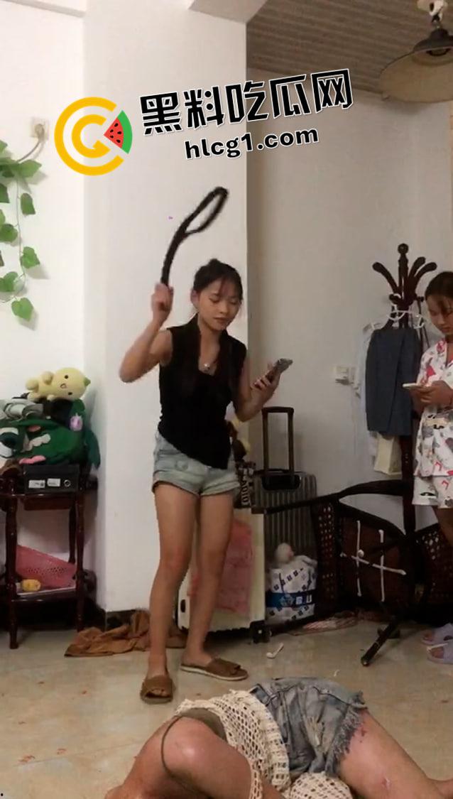 黄毛吊毛和精神小妹又被霸凌 打的身上没一块好的了  这些人是真的不怕打死人吗