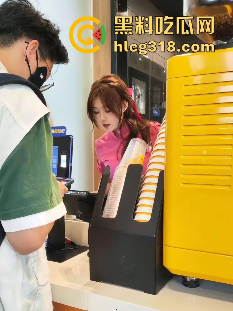 约炮南宁火车站麦当劳女服务员！脱下工作制服没想到身材这么有料，无套内射，麦当劳确实好吃！