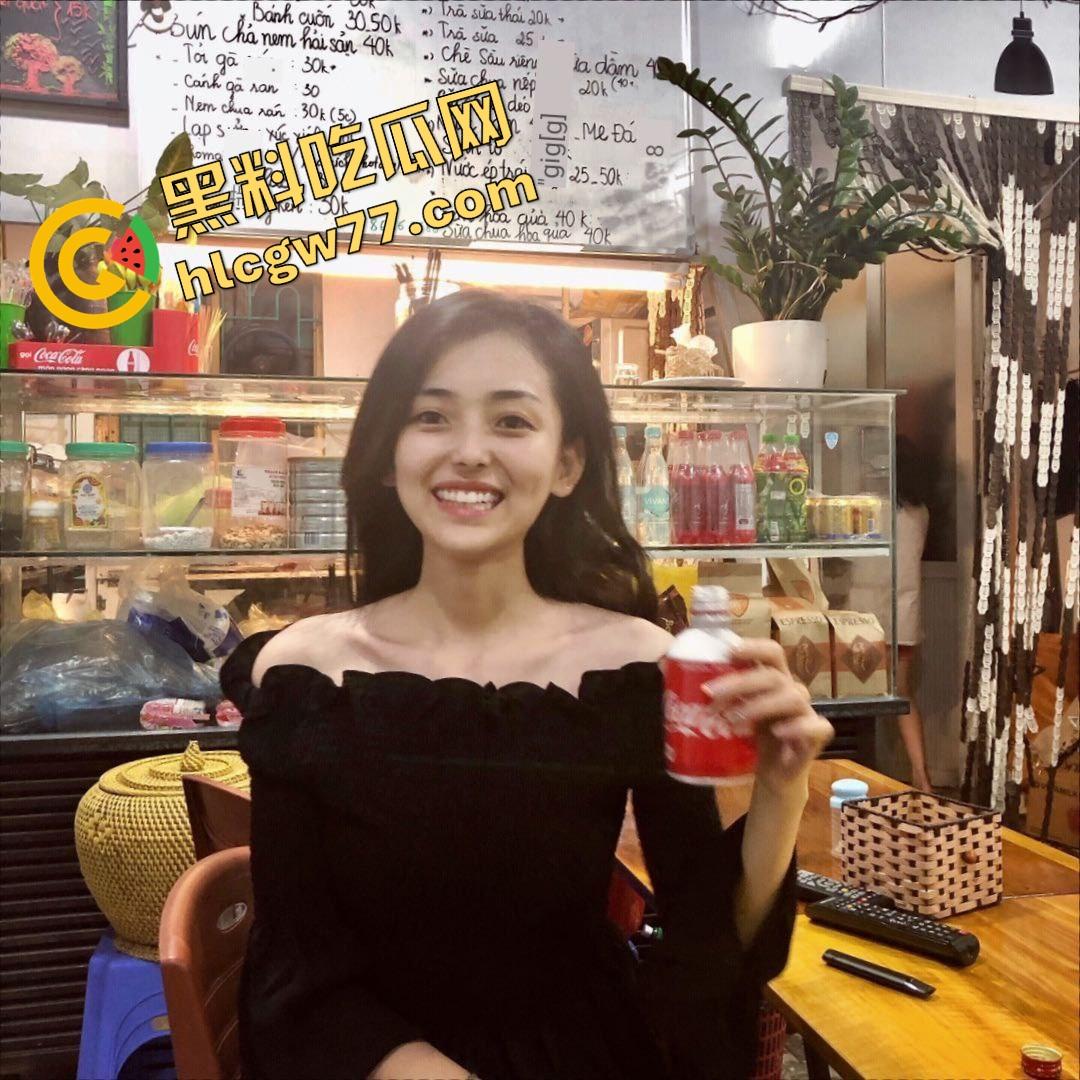 这学姐『沈芹』太TM骚，白天喝拿铁晚上扒着被人操得一滩水，奶头硬得像螺丝钉，后庭都主动送上来！