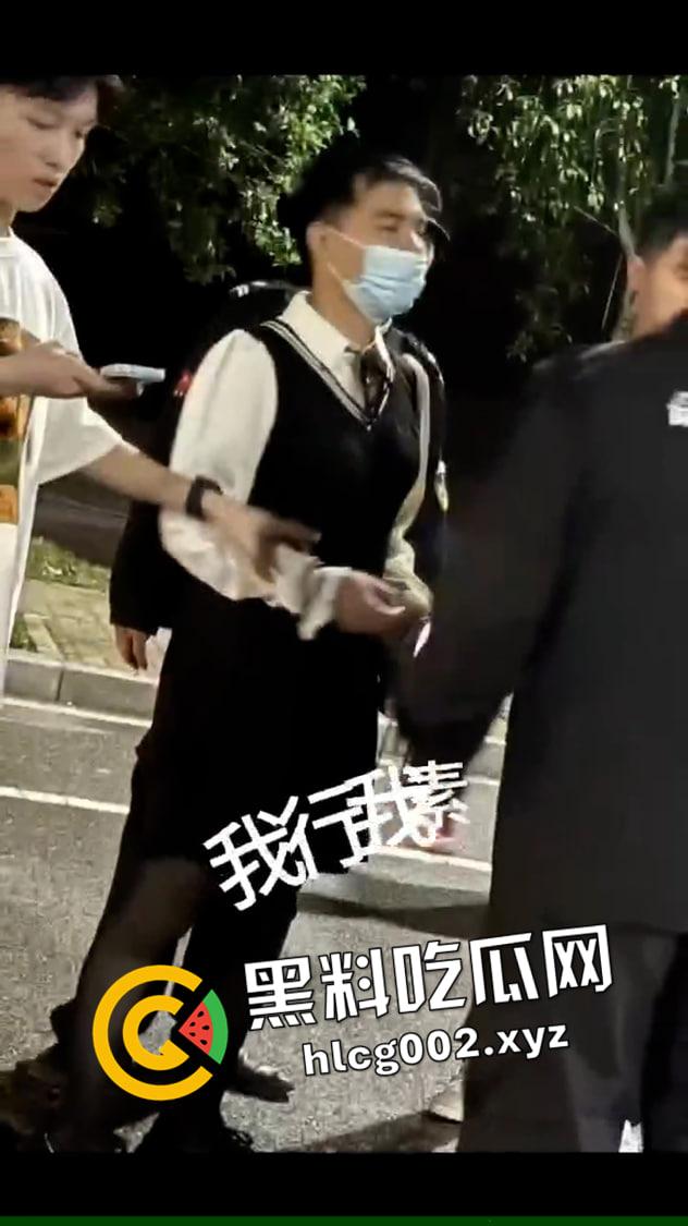 湖南长沙职业技术学院 男扮女装进女生宿舍猥亵  被抓到当众处刑 这就是大屌萌妹吗