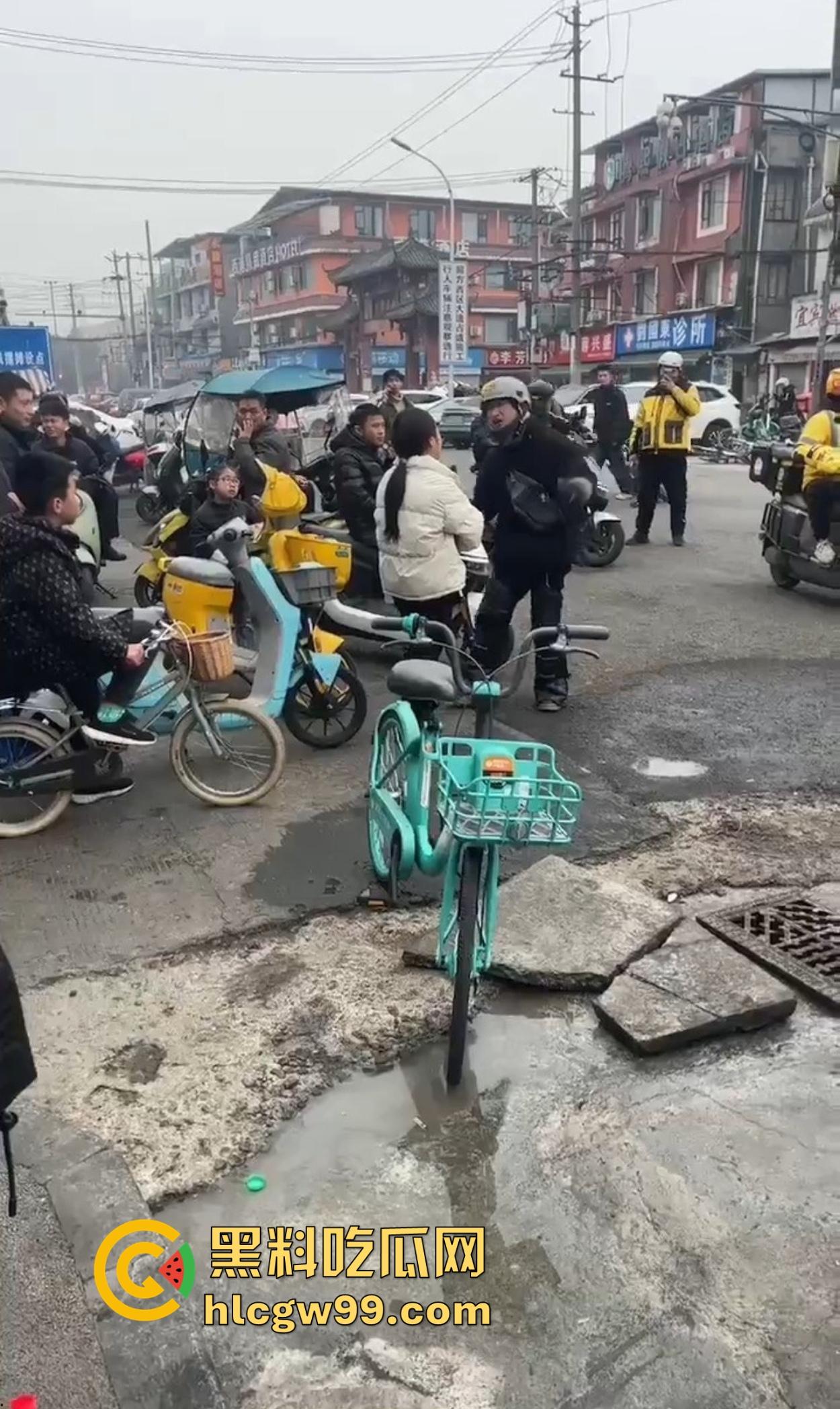 成都犀浦镇上演追债奇葩戏码 欠钱女子扬言有钱也不还 被堵街头债主开骂成rap歌手！
