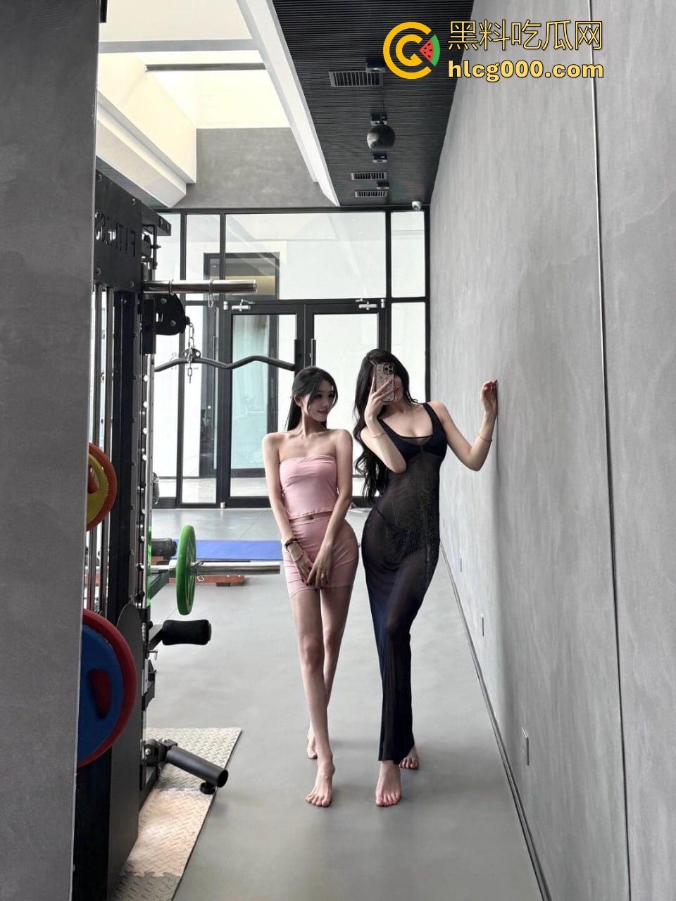 海角乱伦，和嫂嫂来了一次激情猛烈的性爱，狂扣淫荡肥逼，淫水四散喷溅顺着胳膊流满全身！