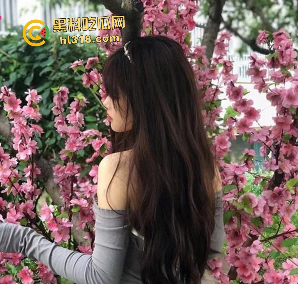 重庆纯欲女大【周雪敏】姨妈刚来完就穿黑丝足交，狂吃鸡巴，传教士榨精后纸接精液！