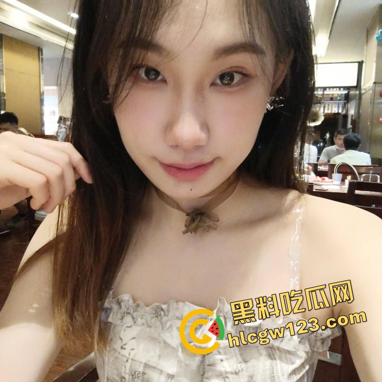 身上写我是主人的狗，她还说不要彩礼，舔得这么贱，带根狗链直接牵走，是脑袋进水还是逼被驯化了？