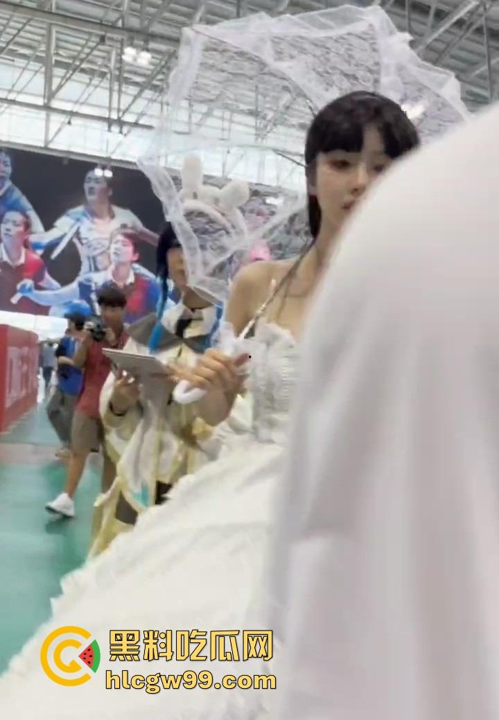 漫展福利拉满，双马尾JK女仆、白丝婚纱妹清纯亮相，抄底绅士们快冲，软萌萝莉妹子白内裤细节太绝！