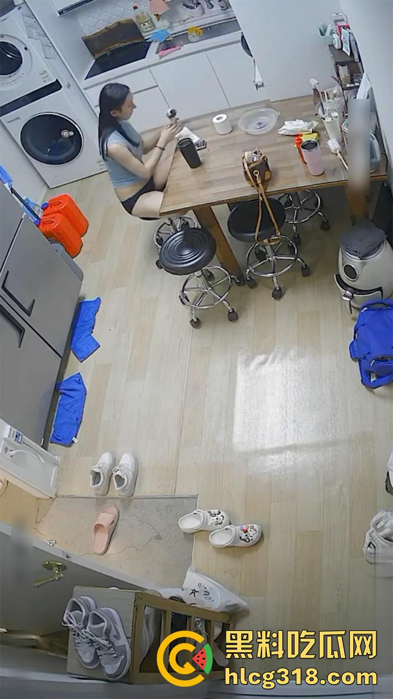 变态房东偷窥狂，出租屋按针孔摄像头偷窥，性感小姐姐母女生活，居家全裸大奶长腿，小翘臀看着就欠干！