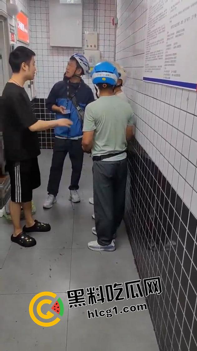 三年挣百万的外卖小哥又挨打了！餐厅取餐被同行围攻  被炒起来的小丑人人喊打