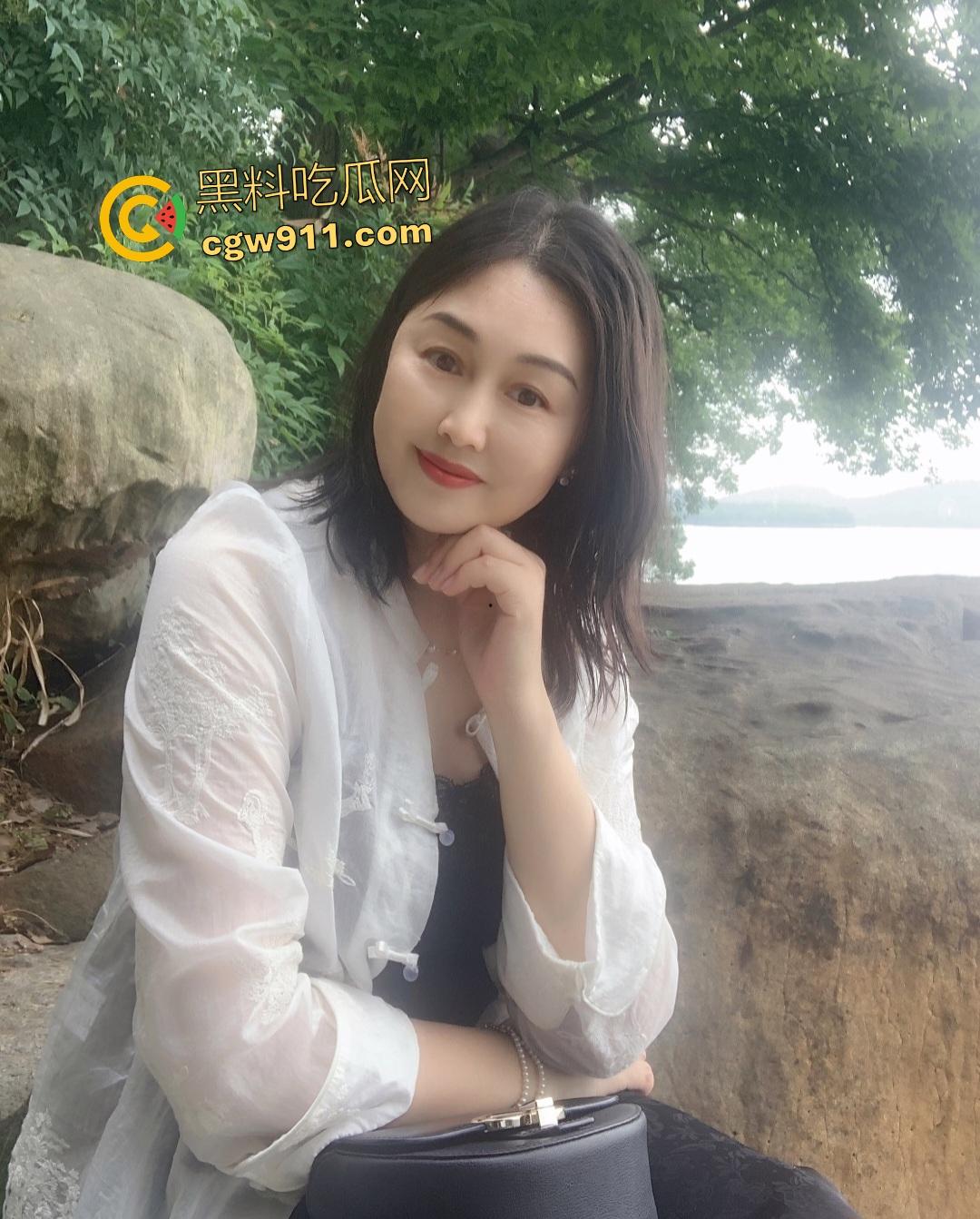 海角少年上学前和淫母射一发，被黑丝肥猪骚妈足交巨屌，坐骑儿子粗棒，颜射满脸白浊喷浆！